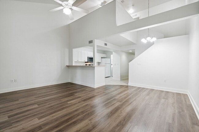 Building Photo - Townhome in Woods Edge!