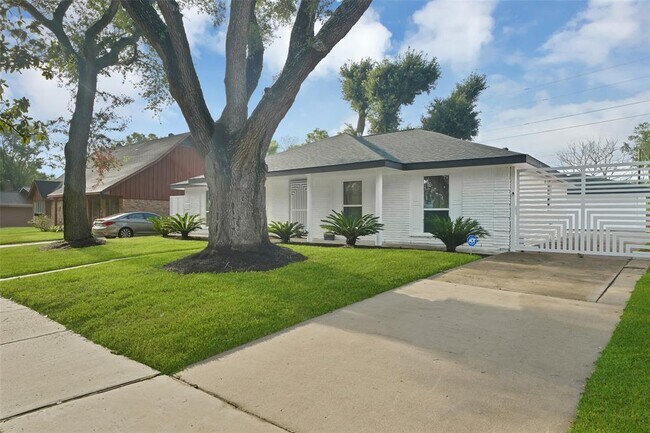 Foto del edificio - 5215 Trail Lake Dr