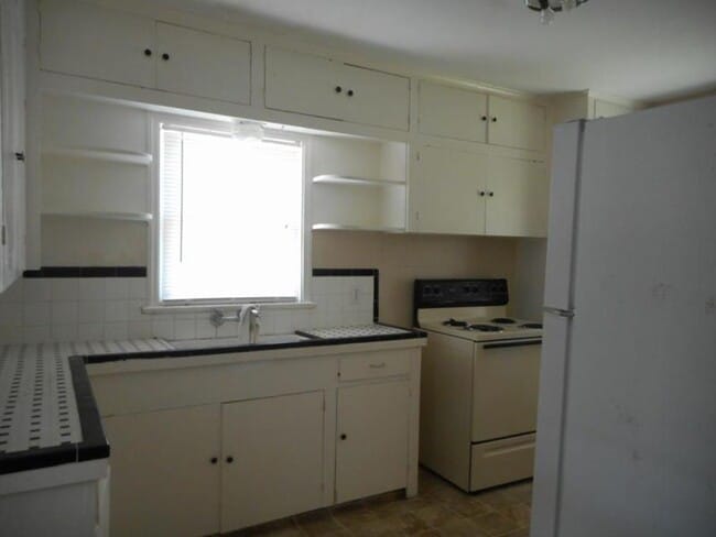 Building Photo - 1 br, 1 bath House - 250 Rosebud Avenue #2