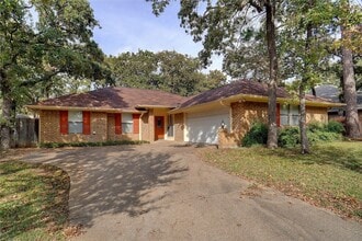 Building Photo - 2813 Woodpath Ln