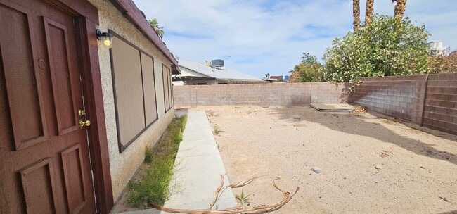 Building Photo - 3 Bedroom Single Stoy Close to EVERYTHING!