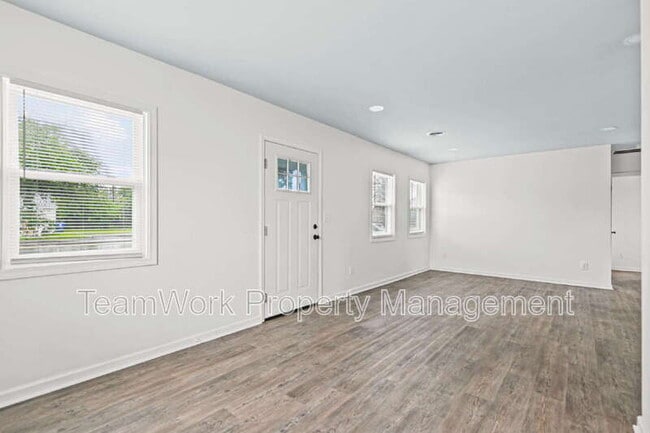 Building Photo - 3015 Azalea Dr