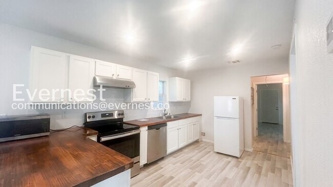 Building Photo - 125 Magendie St