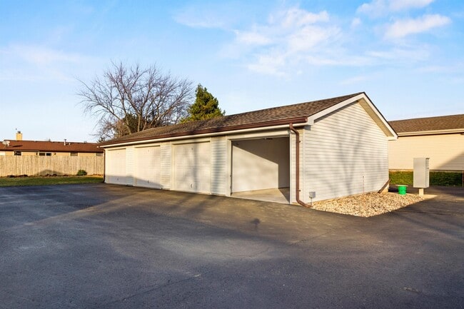 Building Photo - 6720 Mariner Dr