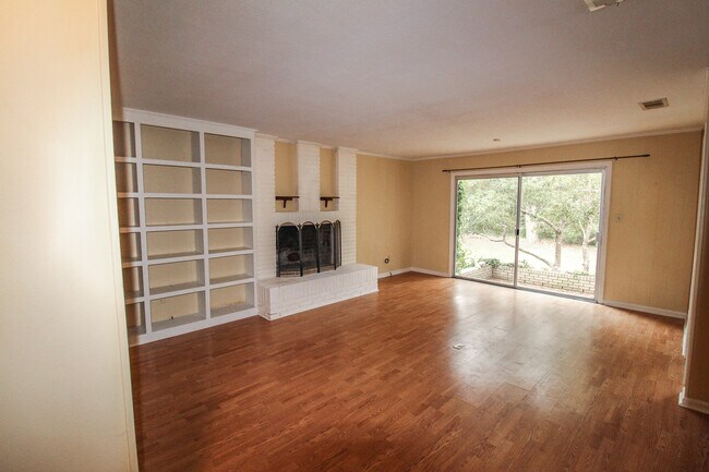 Building Photo - 404 Brannen St