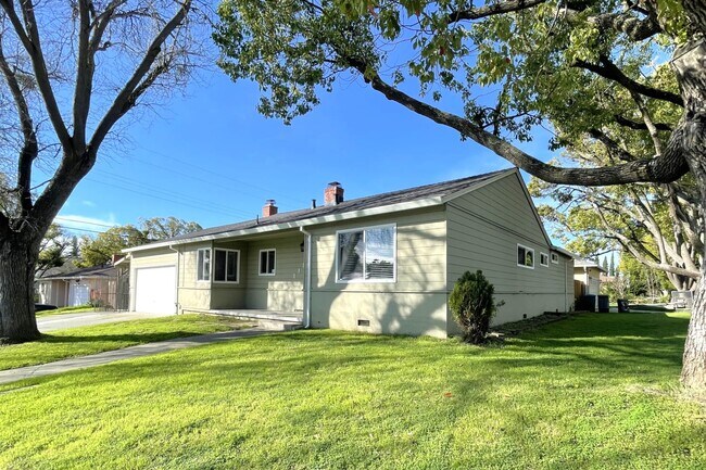 Building Photo - 1115 Vervais Ave