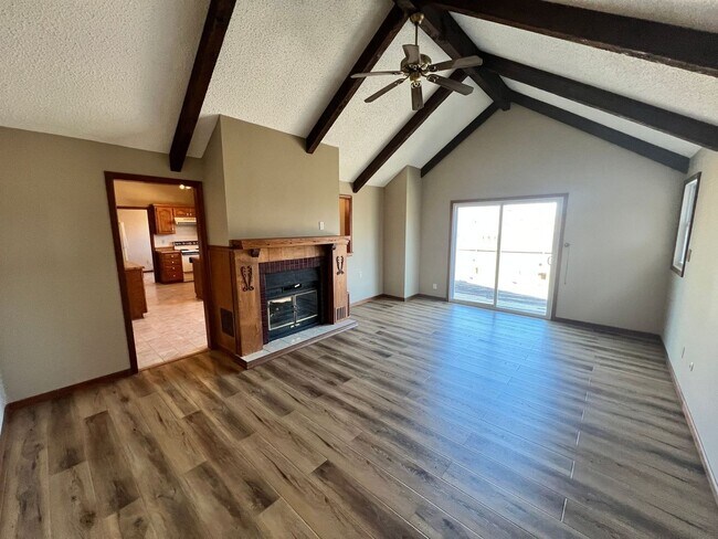 Foto del edificio - Spacious 3BR Home with 3-Car Garage & Big Backyard