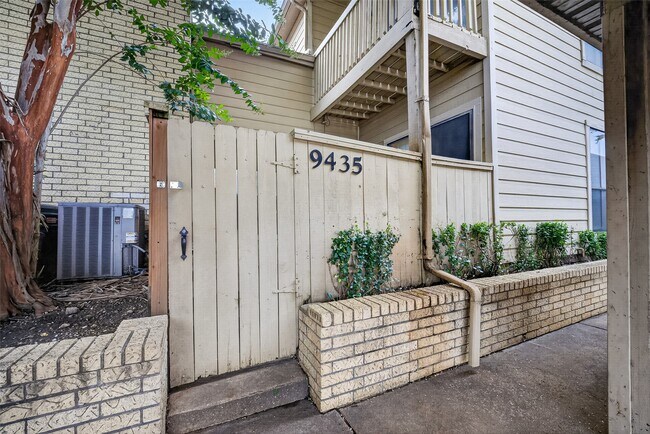 Building Photo - 9435 Pagewood Ln