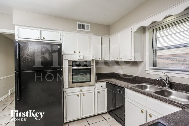 Building Photo - 3347 Bluemont Dr