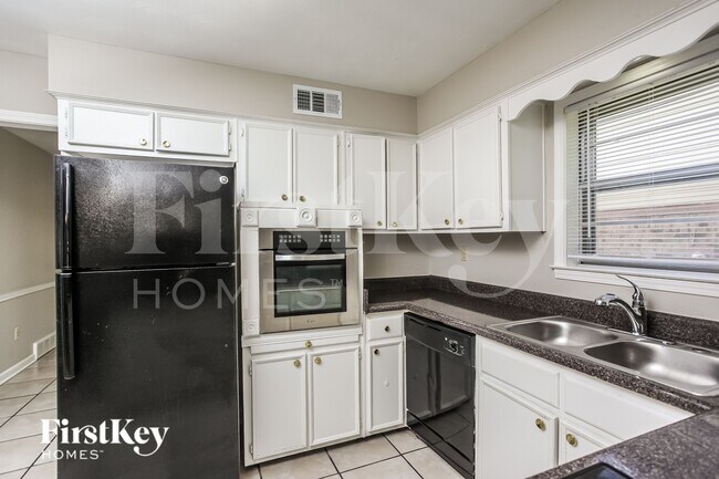 Foto del edificio - 3347 Bluemont Dr