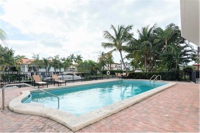 Foto del edificio - 6855 Edgewater Dr