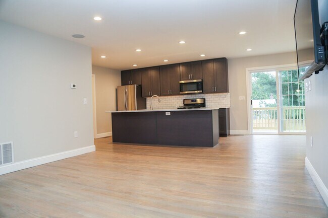 Building Photo - Newly Built 6br/3ba- Steps away from PC!