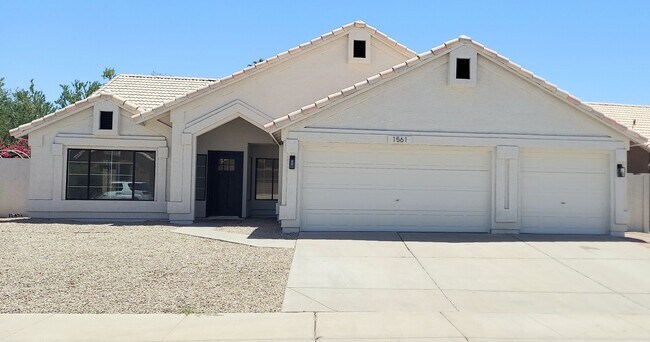 Foto del edificio - *JUST REMODELED* DONT MISS OUT ON THIS 4 BEDROOM 2 BATH ** PRIME CHANDLER LOCATION