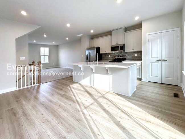 Building Photo - PROMO: Get $500 Off First Full Month’s Rent!/3 Bed/2.5 Bath Townhome with Garage / Available Now!