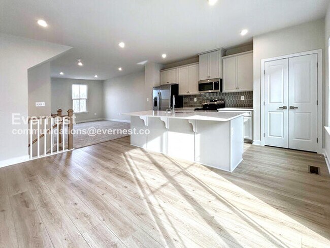 Foto del edificio - PROMO: Get $500 Off First Full Month’s Rent!/3 Bed/2.5 Bath Townhome with Garage / Available Now!