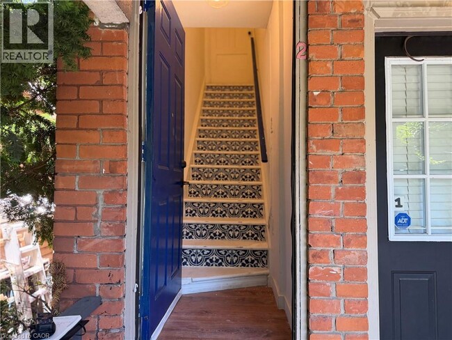 Building Photo - 207 Charlton Ave W