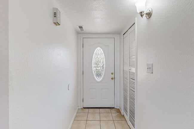 Building Photo - 576 Bahama Dr SE
