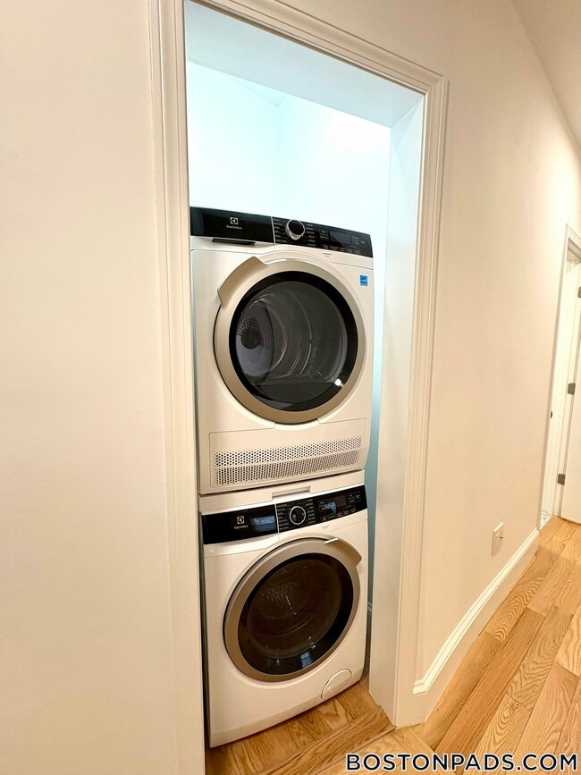 Building Photo - 137 Park Dr