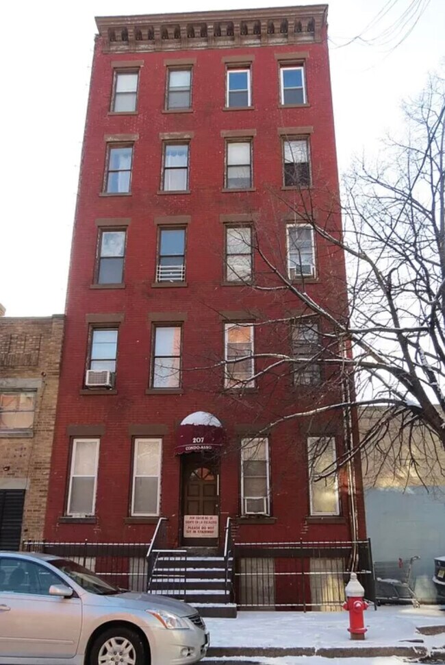 Building Photo - 207 15th St
