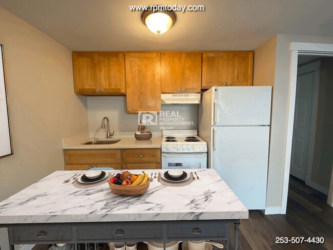 Building Photo - Remodeled Studio Apartment!