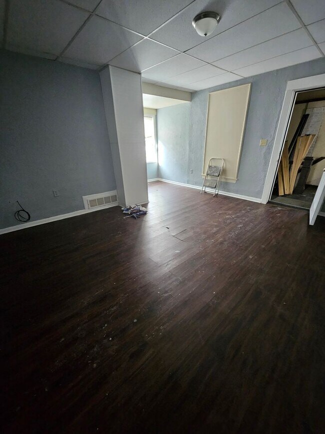 Building Photo - Upper 1 bedroom unit