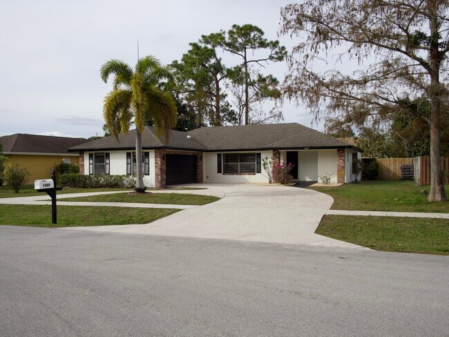 Building Photo - 1507 Hollyhock Rd