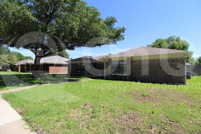 Building Photo - 816 Simon Drive