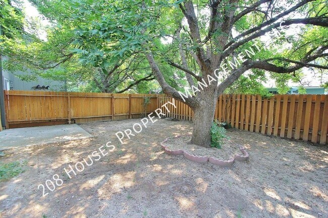 Building Photo - Cute Townhouse in Heart of Boise