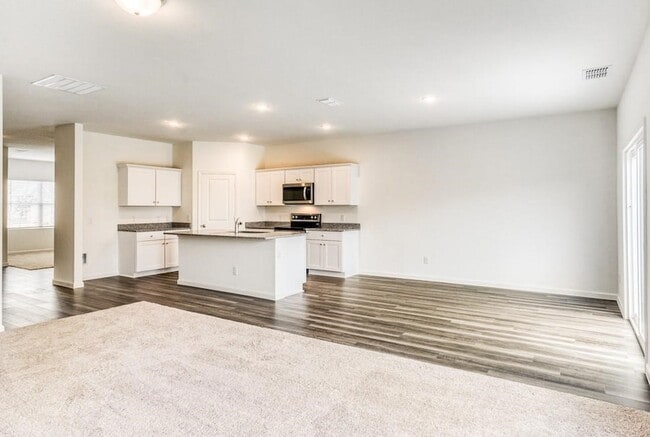 Building Photo - 720 Holly St