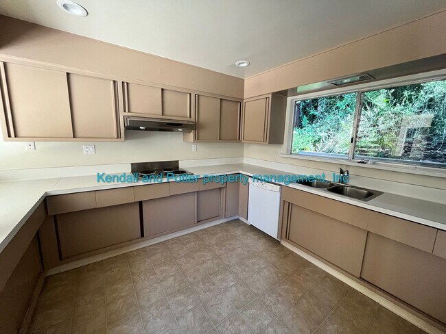 Building Photo - Spacious 4 Bedroom 2.5 Bath Located In Des...