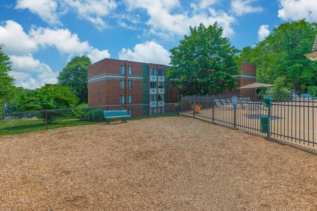 Building Photo - Sagamore Hills