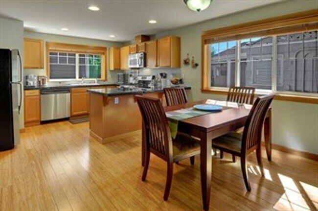 Building Photo - 2-bedroom, 2.5-bathroom Licton Springs Tow...