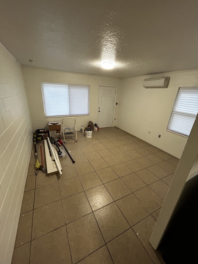Building Photo - 815 Bentley St