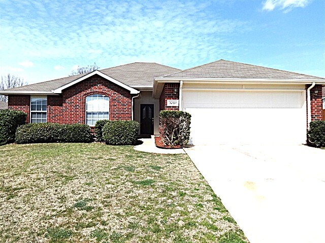 Primary Photo - 3207 Athens Dr