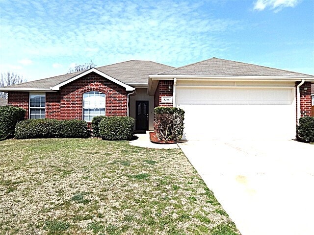 Building Photo - 3207 Athens Dr