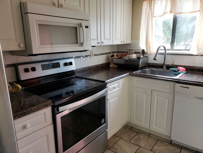 Building Photo - 2 Bedroom 1.5 Bath Townhouse With Private ...