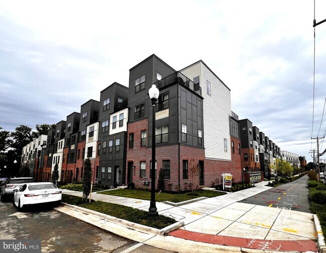 Foto del edificio - 4989 Eisenhower Ave
