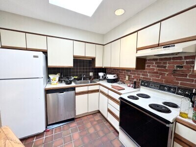 Primary Photo - 103 Gainsborough St