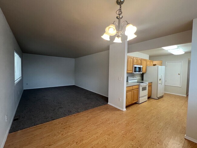 Foto del edificio - Non-Refundable & Security Deposit Total: $...