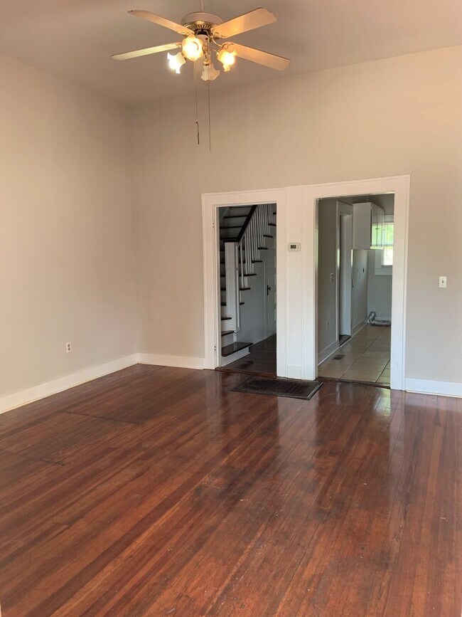 Foto del edificio - 4 BR 4 BA on Queen City Ave available Augu...