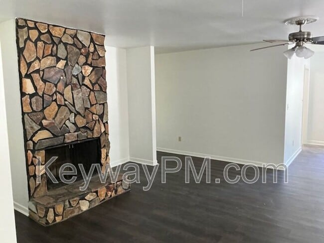 Foto del edificio - 3204 N Wimbledon Dr