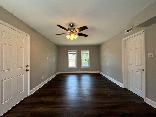 Foto del edificio - Charming 2-Story Family Home on Spacious C...
