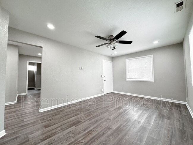 Foto del edificio - 10607 E Lexington Ave