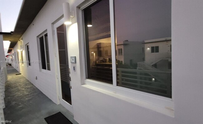 Building Photo - 3 br, 2 bath House - 6420 NW 102nd Path Ap...
