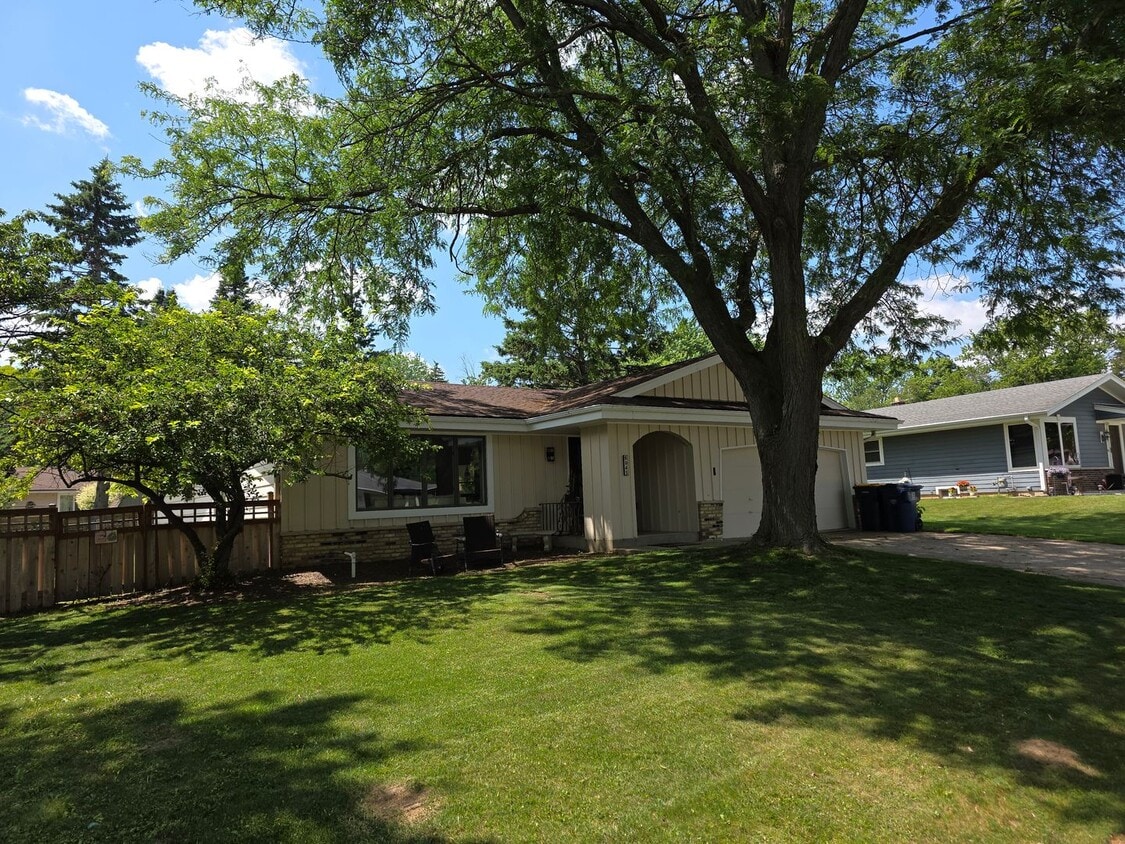 Foto principal - Updated 3 bedroom 2 bathroom Oak Creek ranch
