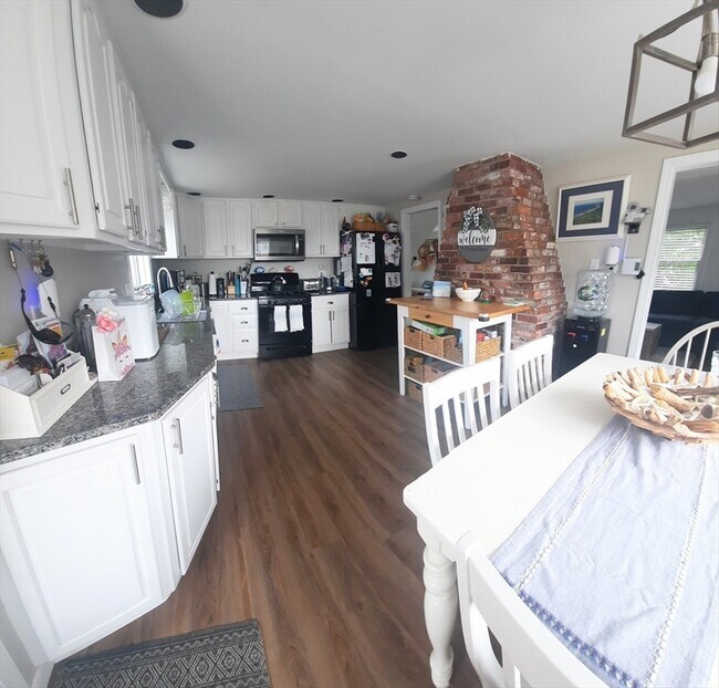 Foto del edificio - 24 Pine Point Rd