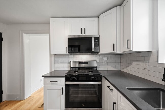 Building Photo - AVAILABLE MID-OCTOBER! FULLY RENOVATED 1-b...