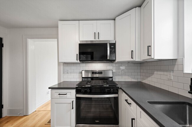 Foto del edificio - AVAILABLE NOV 1ST! FULLY RENOVATED 1-bedro...