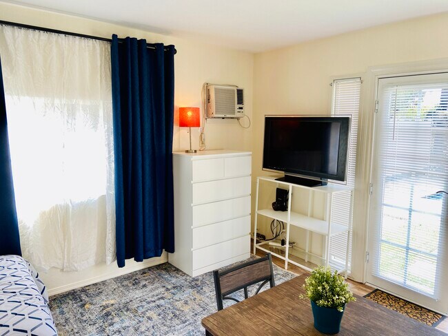 AC/heat , TV - 1108 Olmsted Dr