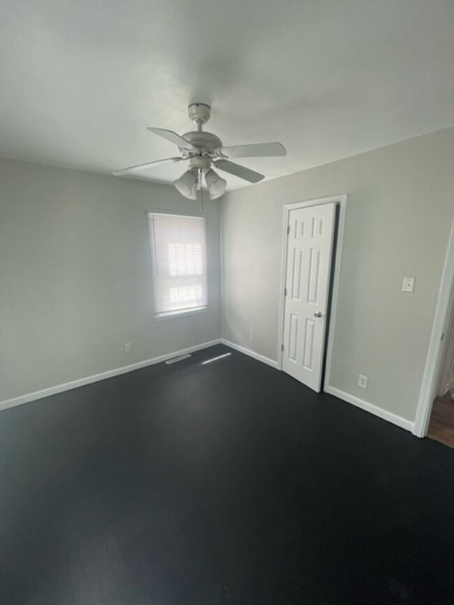 Building Photo - Cozy Two Bedroom! Available Now! Section 8...